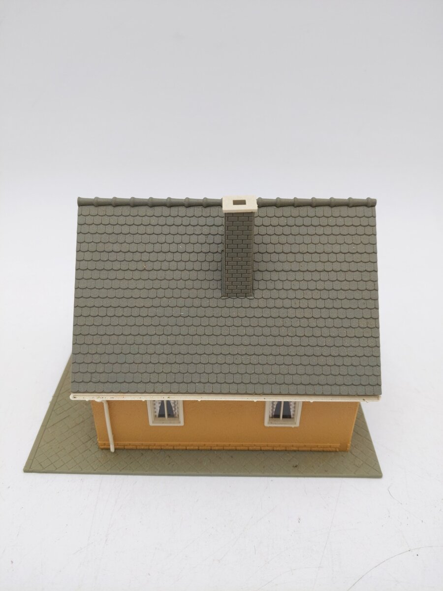 Pola HO Small Yellow House EX