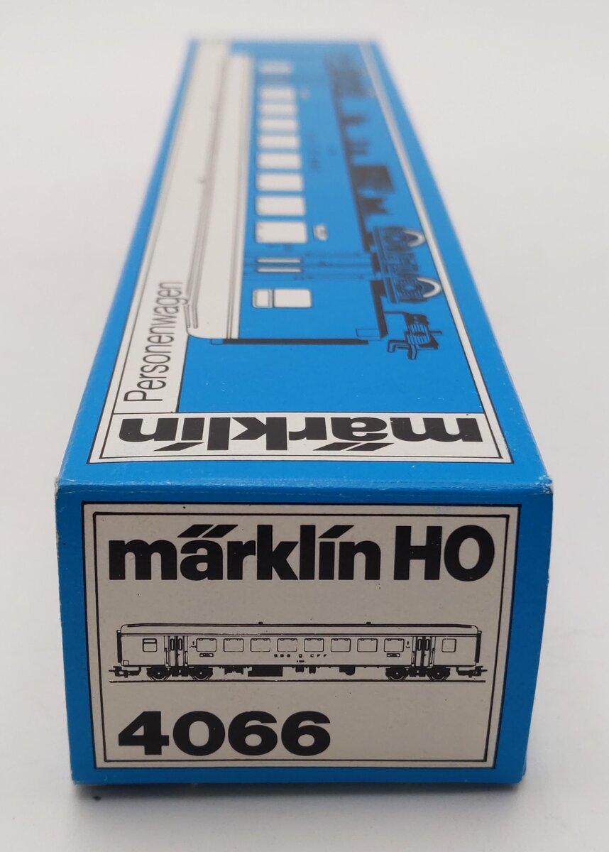 Marklin 4066 HO Scale Passenger Coach of the Swiss Railways #A2561 EX/Box