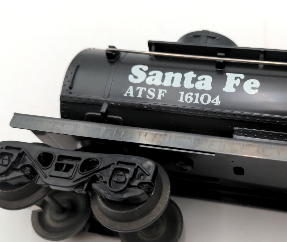 Lionel 6-16104 O Gauge Santa Fe 2-Dome Tank Car #16104 EX/Box
