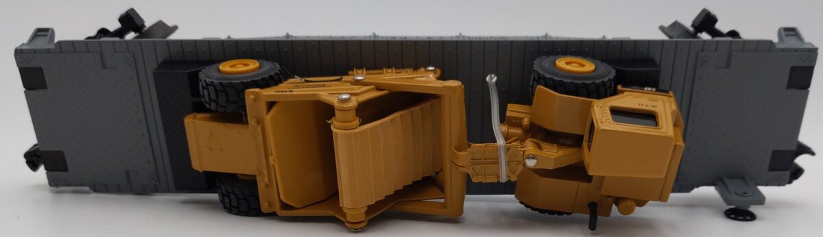 MTH 30-7616 O Gauge Construction Flatcar w/ Ertl Earth Mover #19981 EX