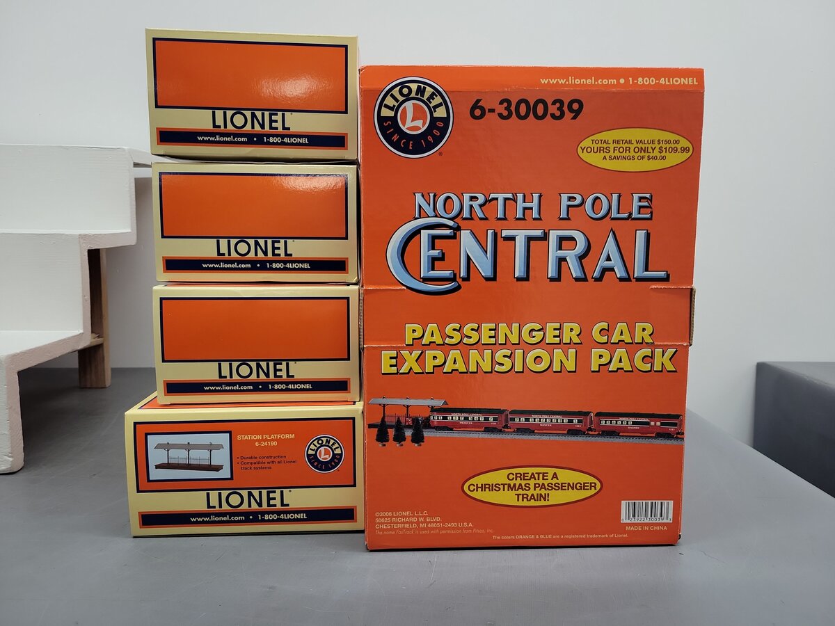 Lionel 6-30039 O Gauge North Pole Central Passenger Expansion Pack EX/Box