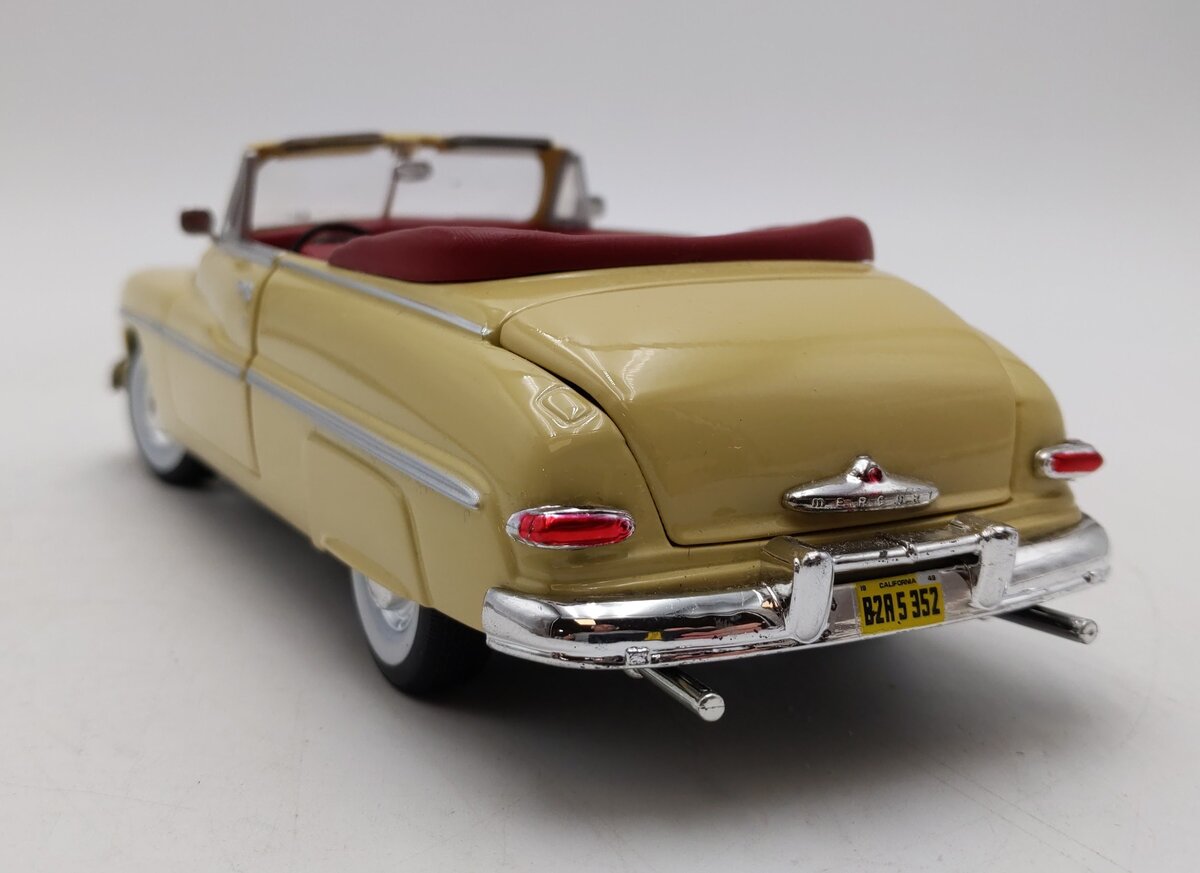 Hawk Lloyd 1:24 Scale 1949 Mercury Convertible Car EX