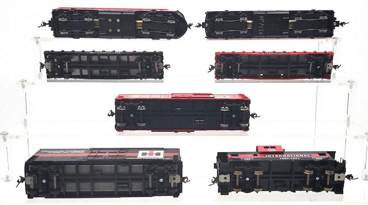 Athearn HO Scale Custom IH "McCormick Farmall" Diesel Loco & Freight Car set