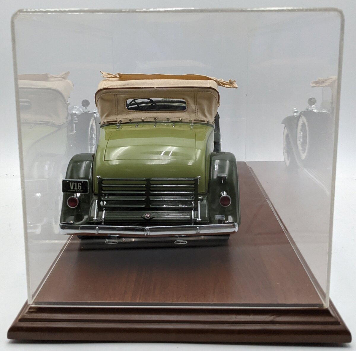 Danbury Mint 1:12 Scale Diecast 1930 Cadillac V-16 Roadster with Base VG