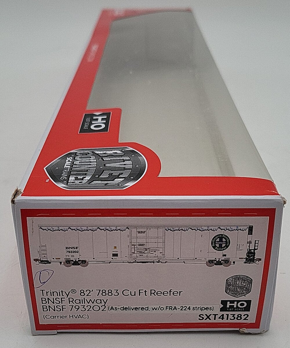 Scale Trains SXT41382 HO BNSF Trinity 82' 7883 Cu Ft Reefer #793202 EX/Box