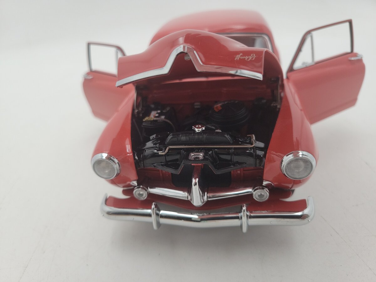 Sun Star 1951 1:18 Scale Tan Kaiser Henry J. Platinum Diecast Model Car VG