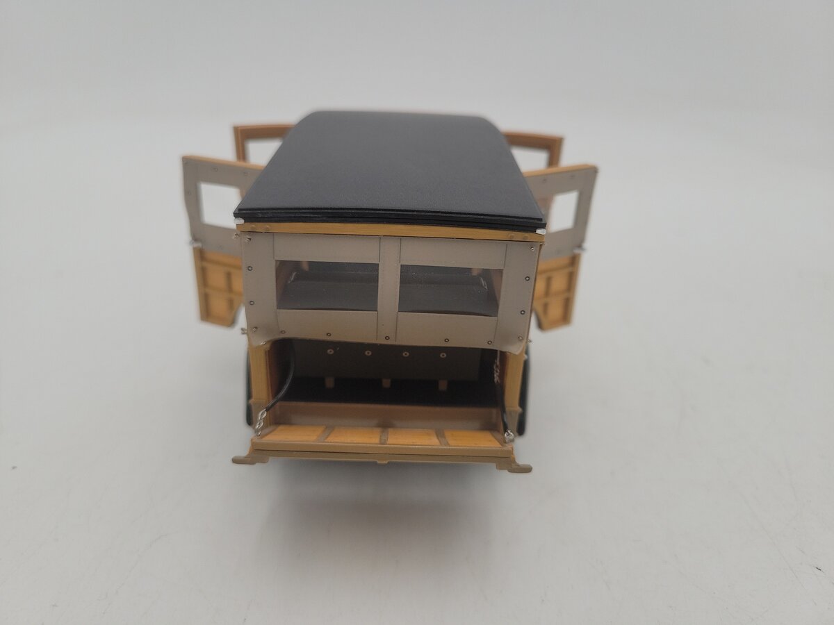 Danbury Mint 1195122000018 1:24 Scale 1931 Brown & Black Ford Station Wagon EX