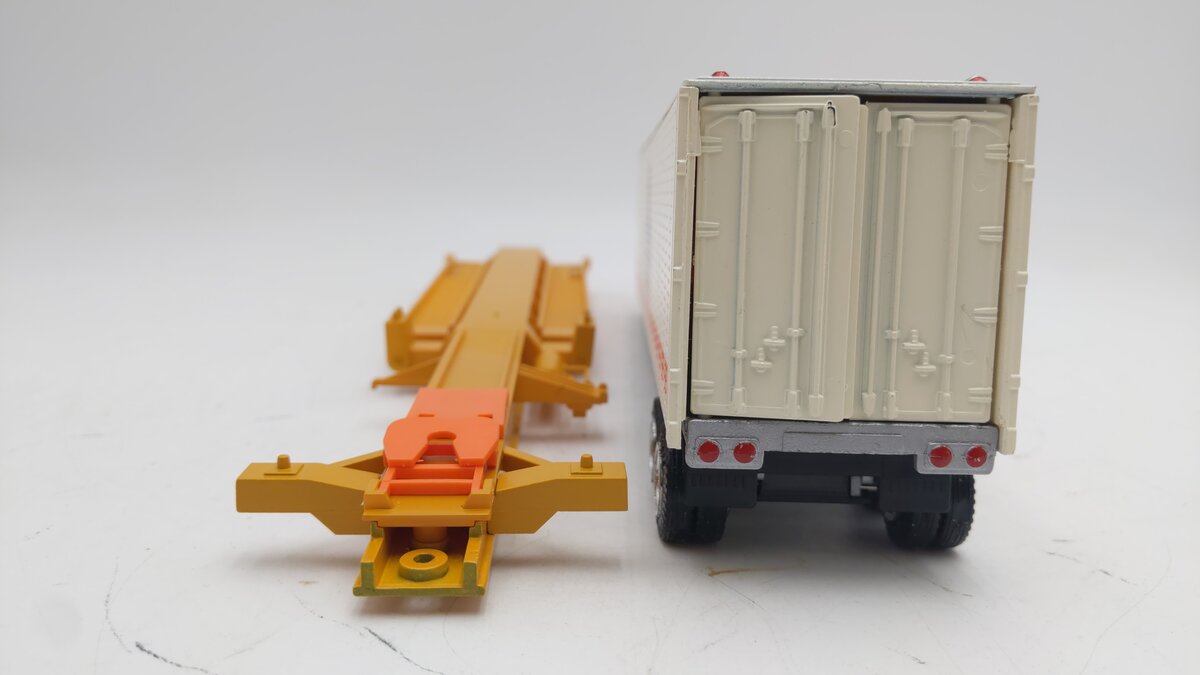 K-Line O Gauge Southern Pacific Golden Pig Services Tractor & Trailer #250099 EX