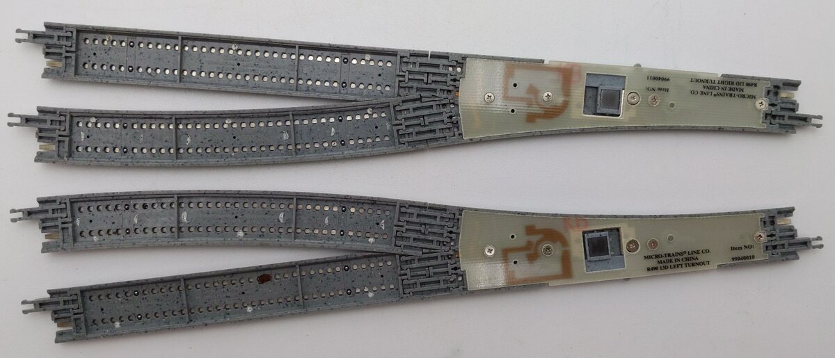 Micro-Trains Z Scale R490 13D Left & Right Turnout Pair EX