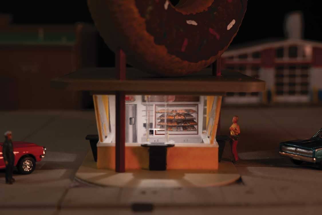 Walthers 933-B3768 HO Hole-In-One Donut Shop with Spaces Interior Building Kit