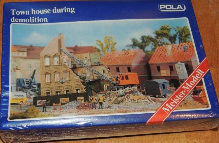 Pola 162 HO Town House During Demolition Building Kit