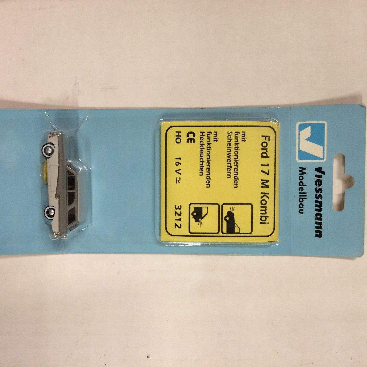 Viessmann Modellspielwaren 3212 HO Ford 17 M Kombi with Lights