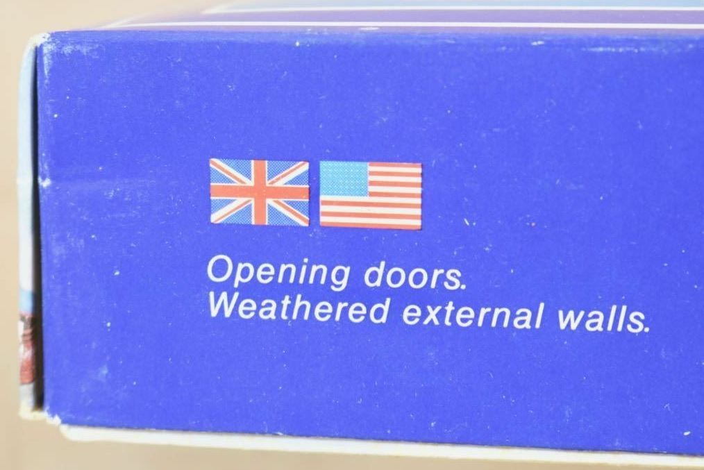 Pola 180 HO Opening Doors with Weathered External Walls Building Kit