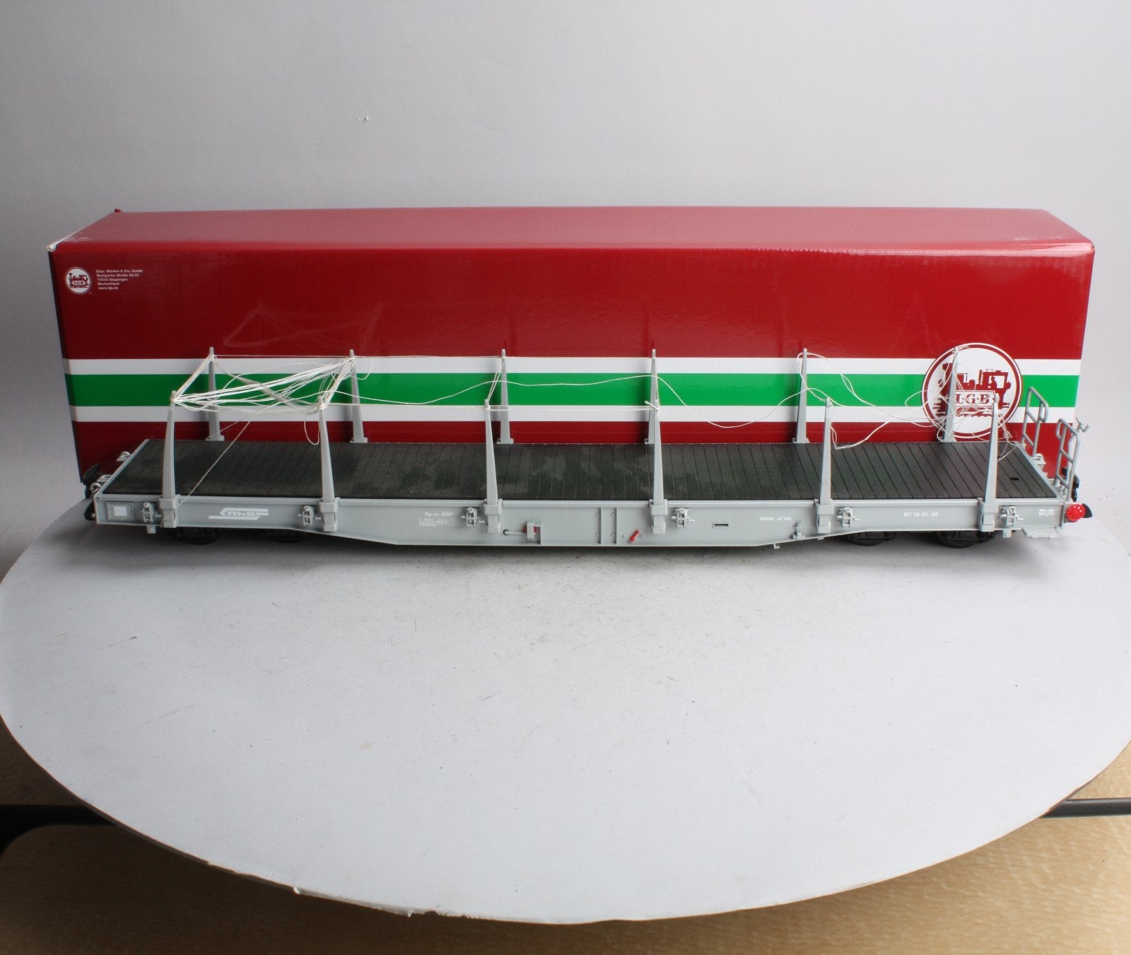 LGB 40920 Rhb Flatcar with Stakes – Trainz