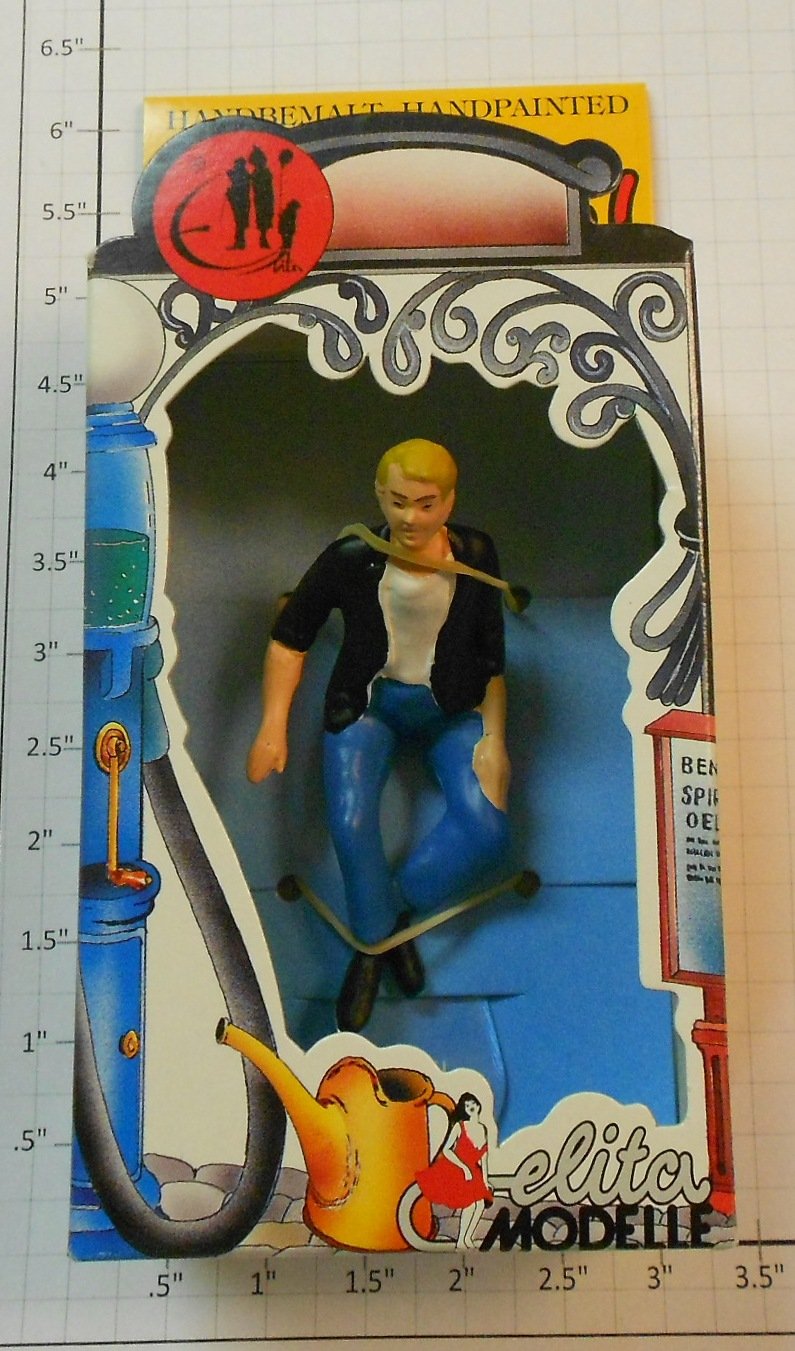 Elita Modelle 10033 Siting guy with black jacket figure