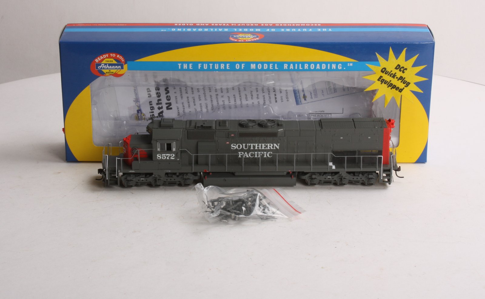 Athearn 95136 HO Southern Pacific SD40T-2 Diesel Locomotive #8572