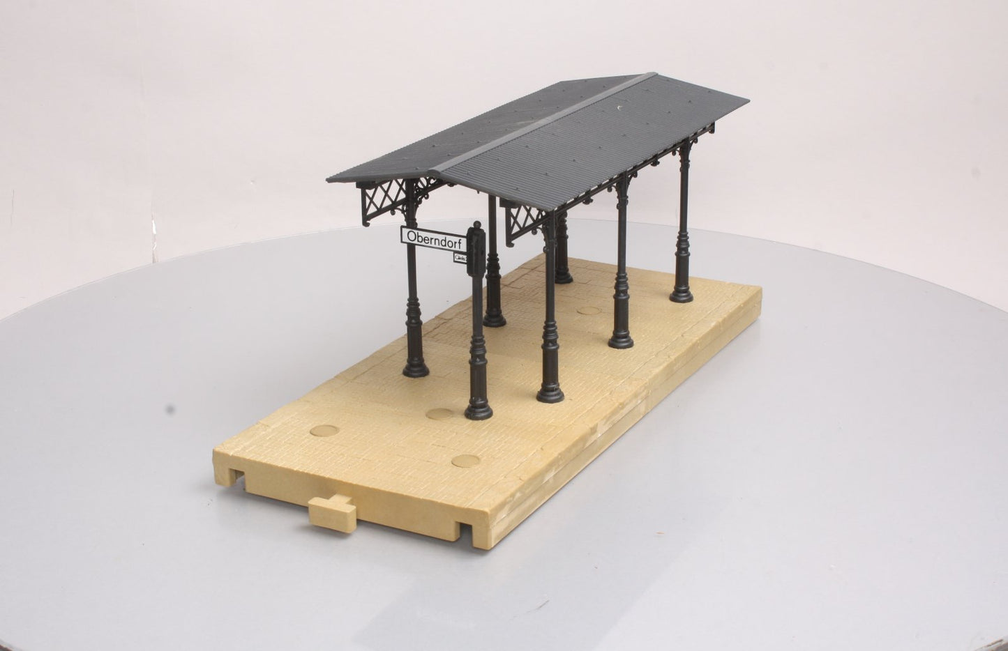 Pola 330908 G Covered Passenger Platform