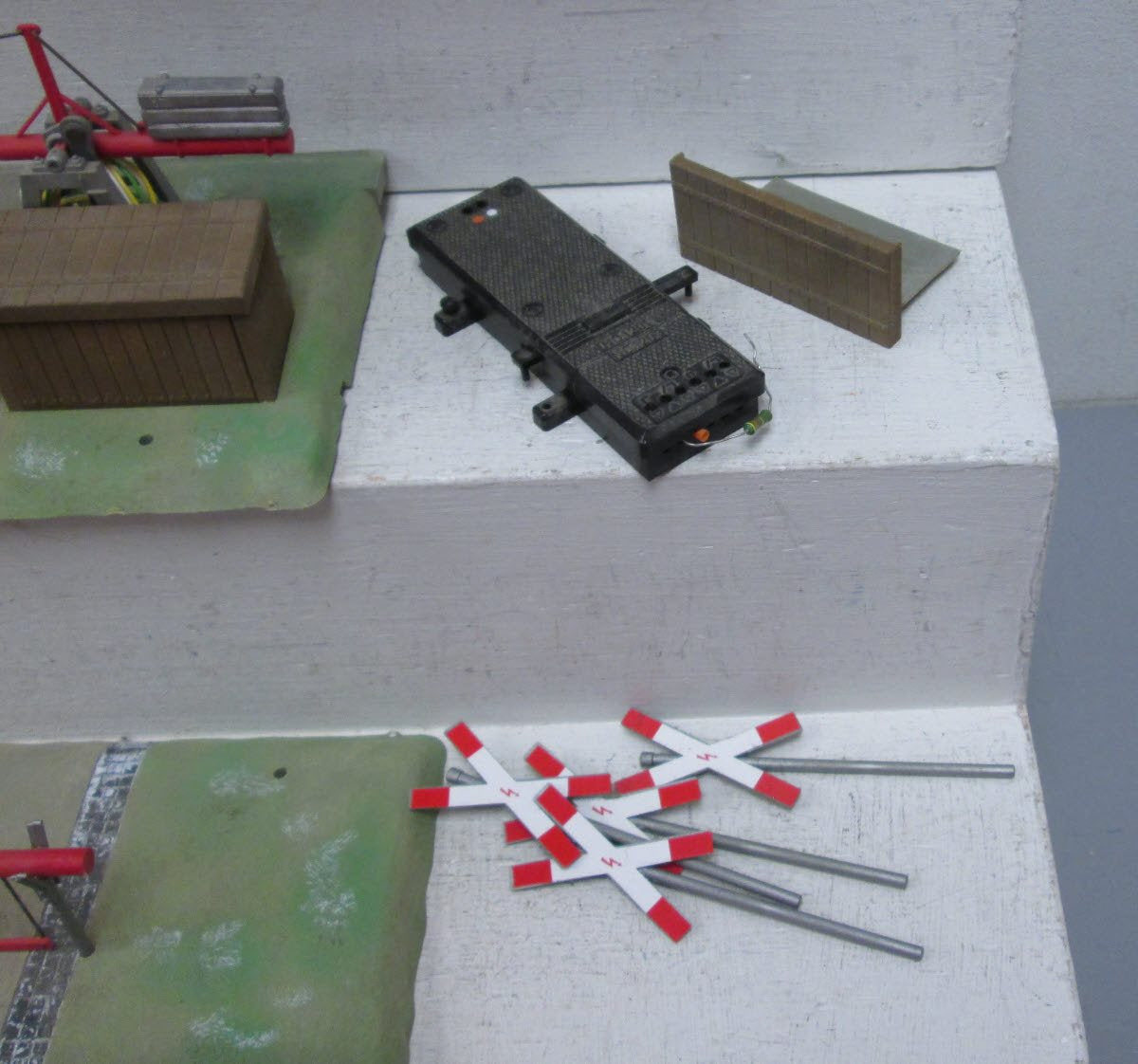 Pola 940 G Scale Level Crossing