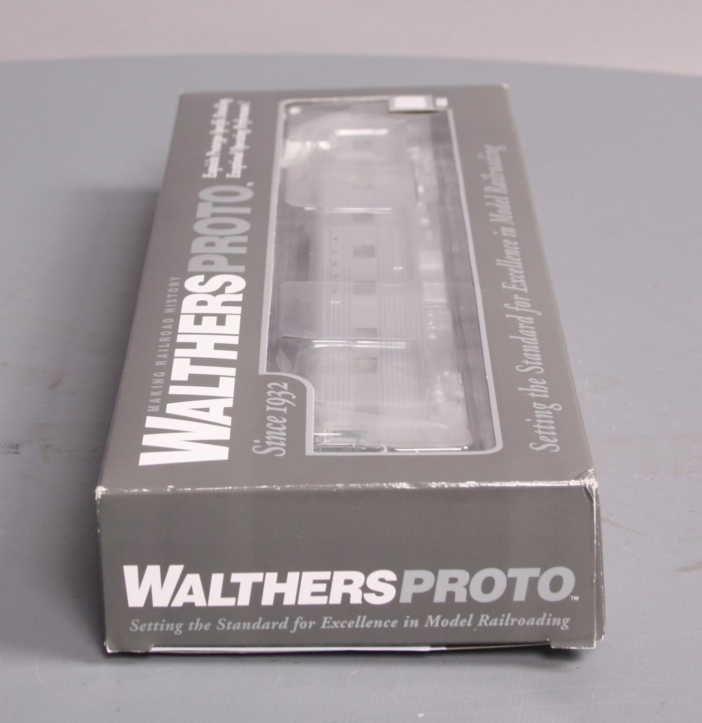 Walthers 920-9342 San Francisco Chief 85' P-S 10-3-2 Sleeper, Santa Fe (Deluxe)