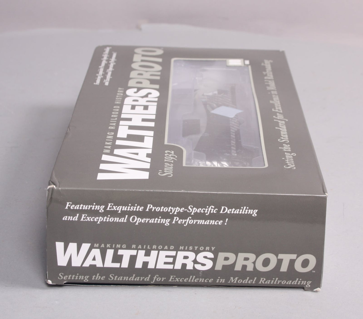 Walthers 920-42101 HO Atchison Toepaka Santa Fe EMD GP-7 Diesel with DCC #2653