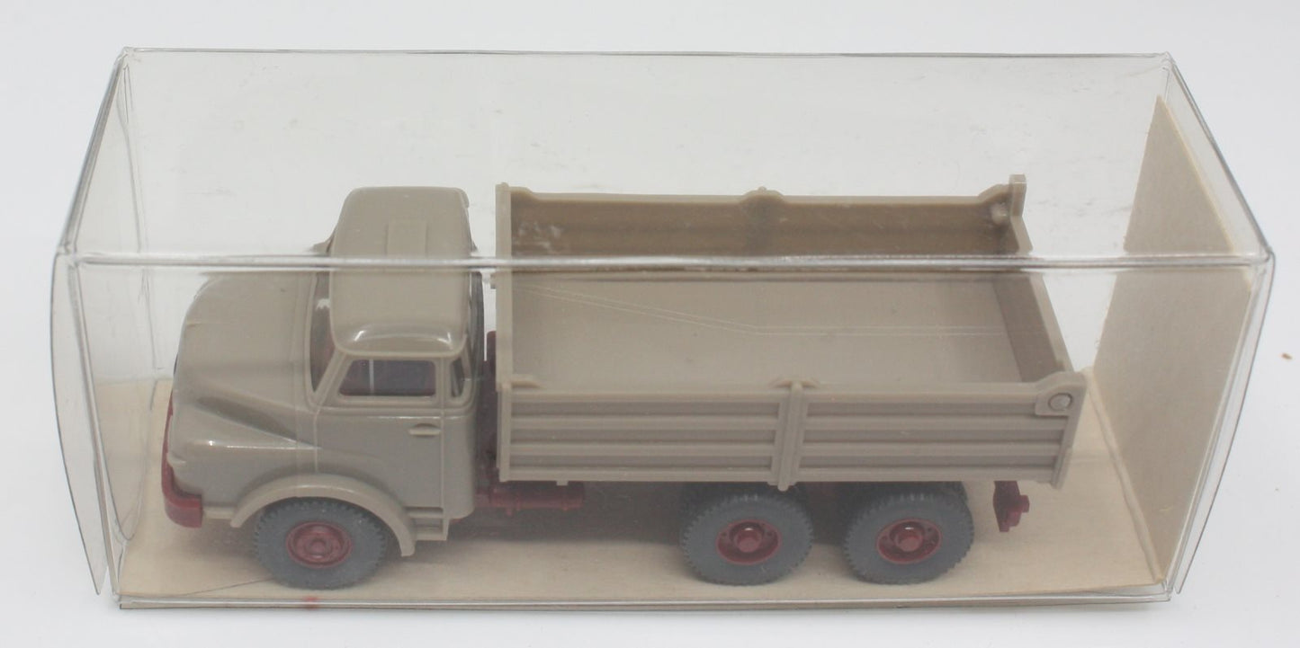 Wiking 6730118 HO Taupe Man Flat Tipper Truck