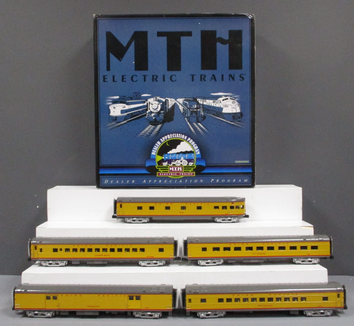 MTH 20-65147 O UP 70' Streamlined Smooth Sided Passenger Car Set