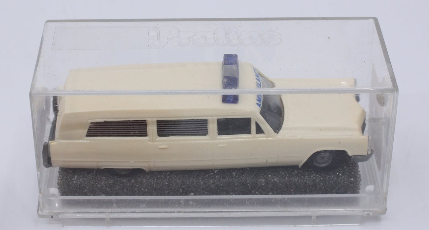 Praline 2901 HO Revell Cadillac Cream Ambulance