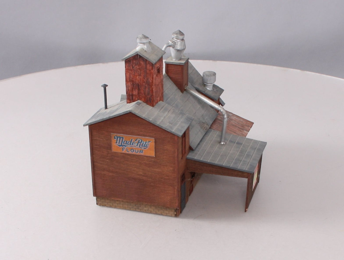Bar Mills 0942 HO Scale Laser Cut Majestic Hardware & Feed Building - Assembled