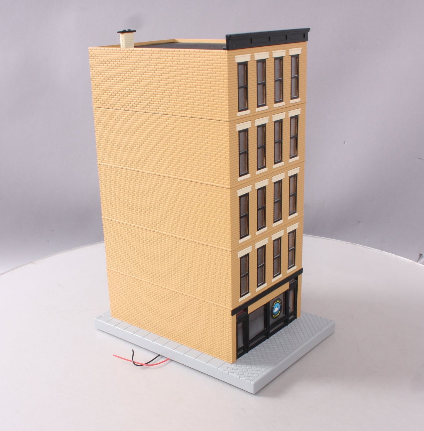 MTH 30-90381 O Gauge Yankee Clipper Hotel 5-Story w/Blinking Sign