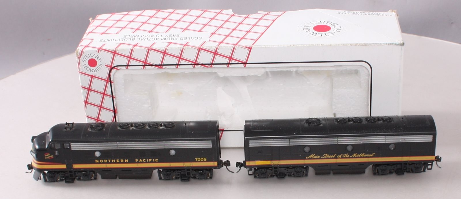 Stewart 5913 HO Northern Pacific EMD F9 A/B Diesel Locomotive Kit