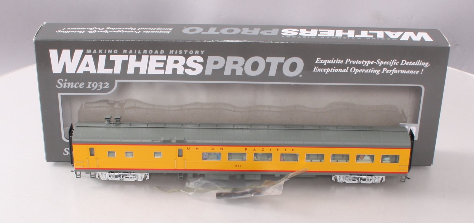 Walthers 920-9564 HO Union Pacific 85' ACF Café-Lounge Passenger