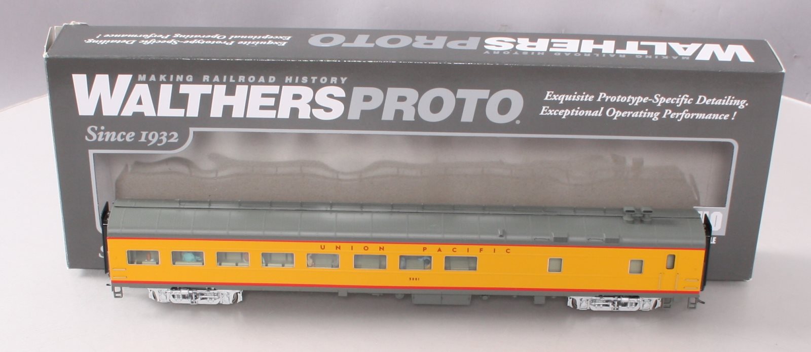 Walthers 920-9554 HO Union Pacific 85' ACF Cafe-Lounge Passenger