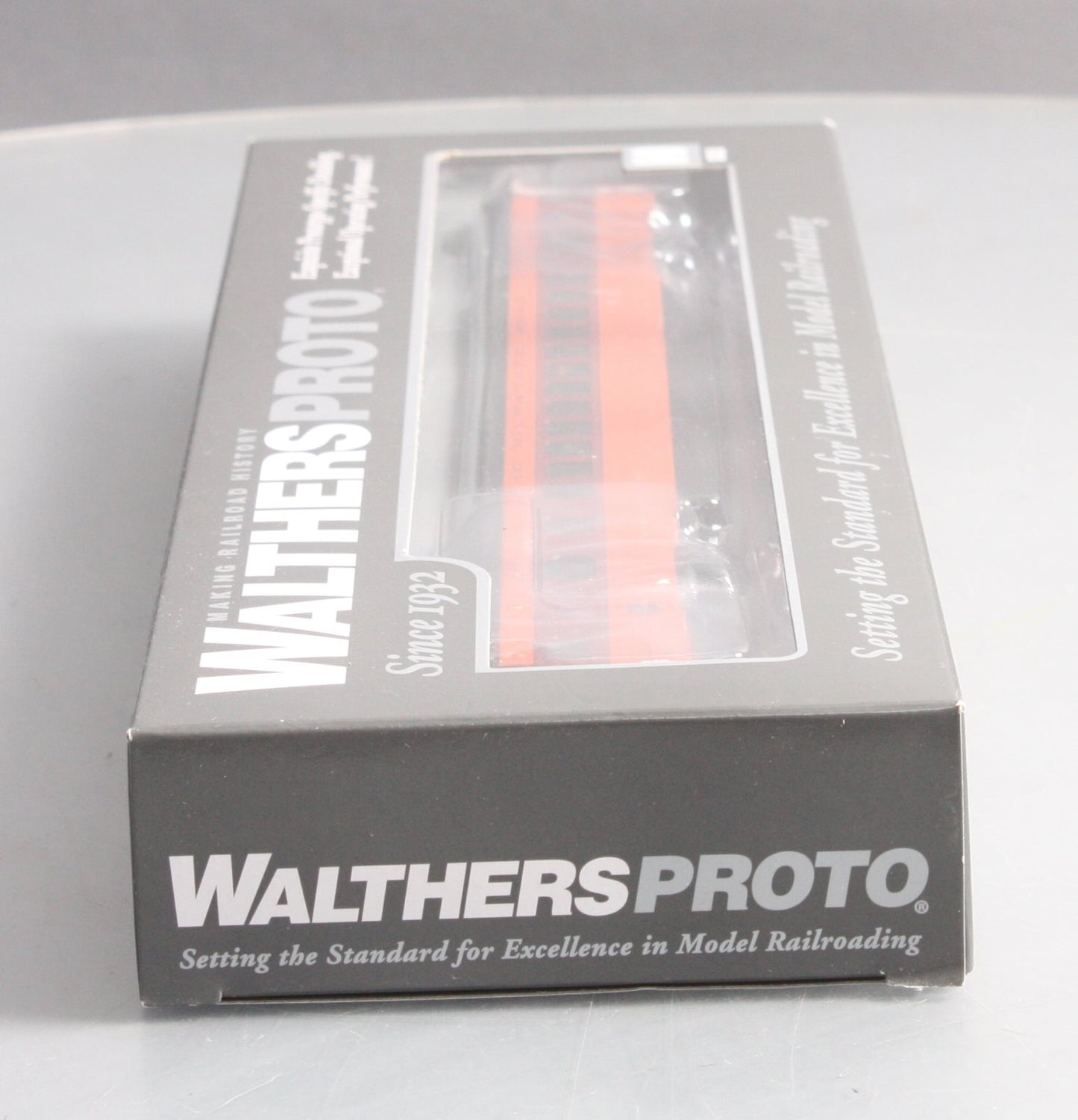 Walthers 920-9110 HO Milwaukee Road 85' 52-Seat Coach #511