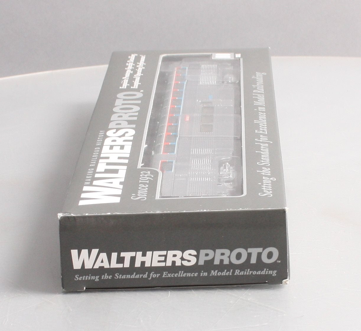 Walthers 920-14321 HO Scale Amtrak 85' Budd Hi-Level Lighted Sky Lounge Car