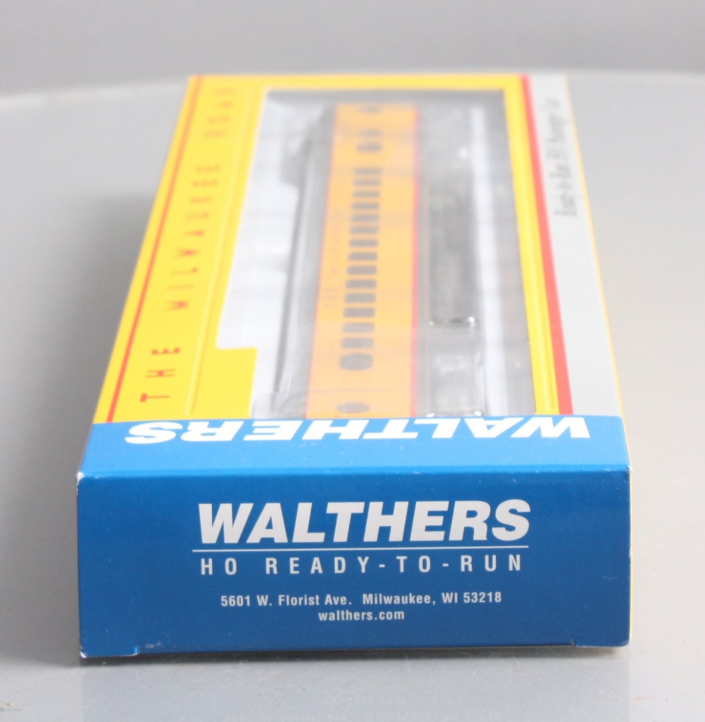 Walthers 932-9251 HO Milwaukee Hiawatha 30-Seat Parlor Car