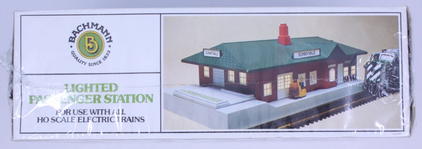 Bachmann 46217 HO Passenger Station w/Light Operating Accessories