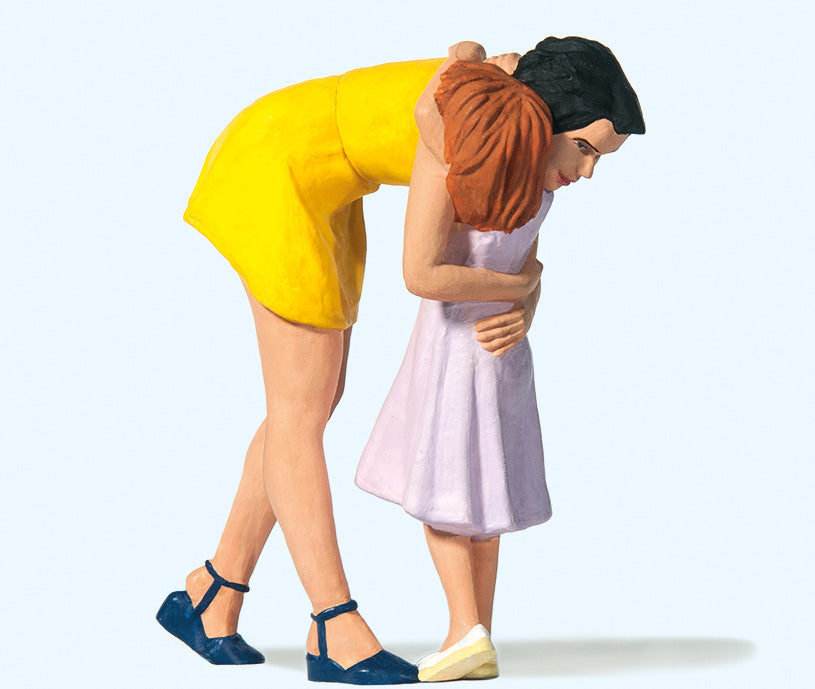 Preiser 44942 G Woman Bending Over Hugging Girl Figure