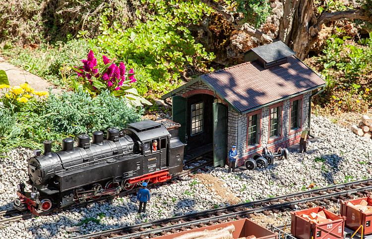 Pola 330890 G Scale Secondary Line Engine Shed Building Kit