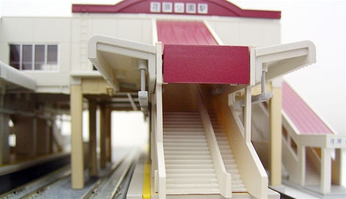 Kato 23-122 N Overhead Transit Station Building Assembled