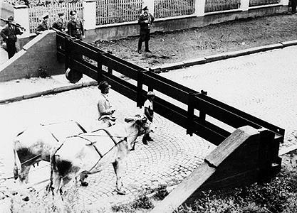 Trident Miniatures 96035 1:87 German Army Steel Gate Plastic Kit for Streets