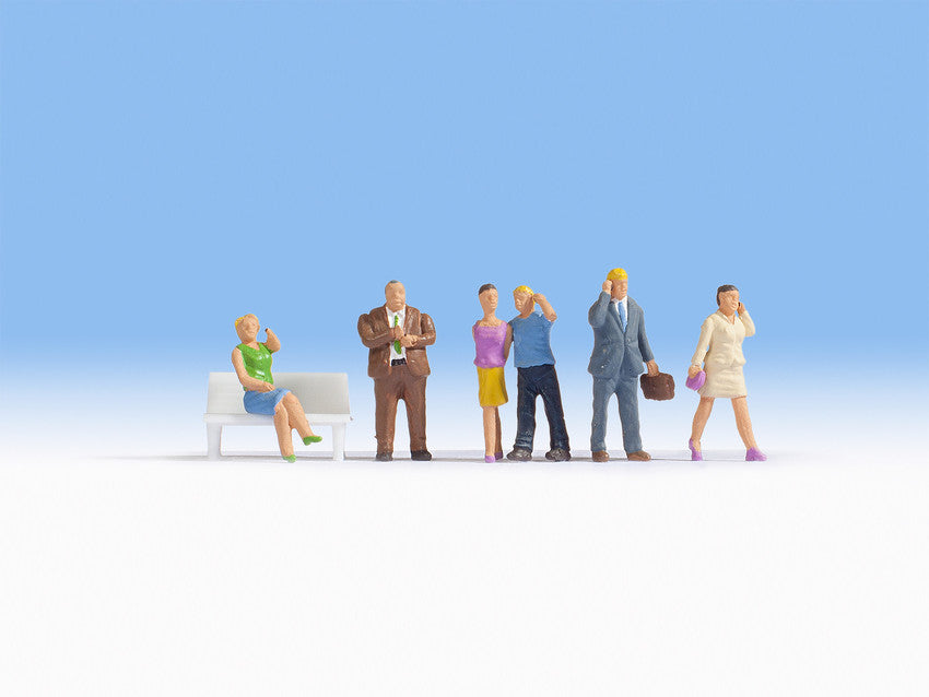 Noch 15574 HO People with Cellphone Figures (Set of 5)