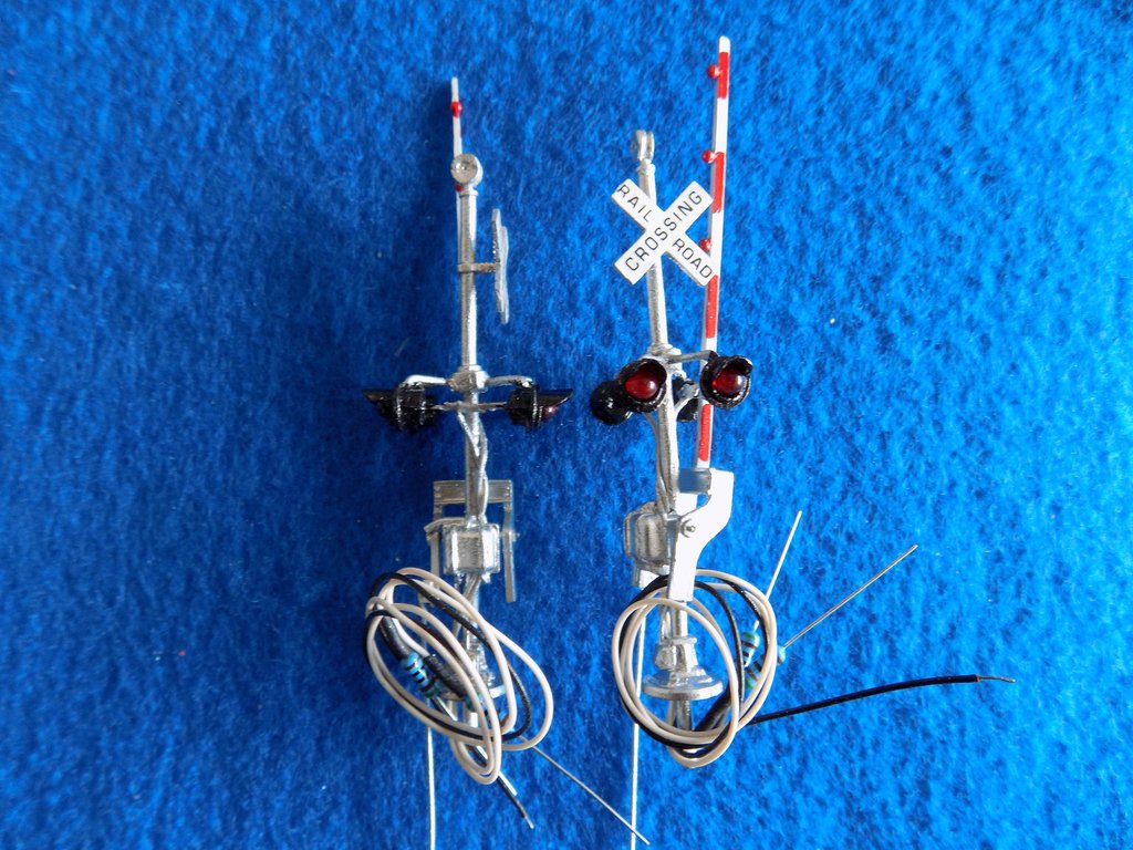 NJ International 1166 HO Right Hand Drop Crossing Gate Signal (Pair of 2)