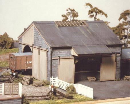 Ratio 534 HO Large Stone Goods Shed Kit