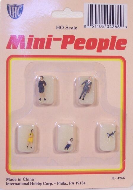 IHC 4266 HO Mini-People Family W/Dog Figures (Set of 5)
