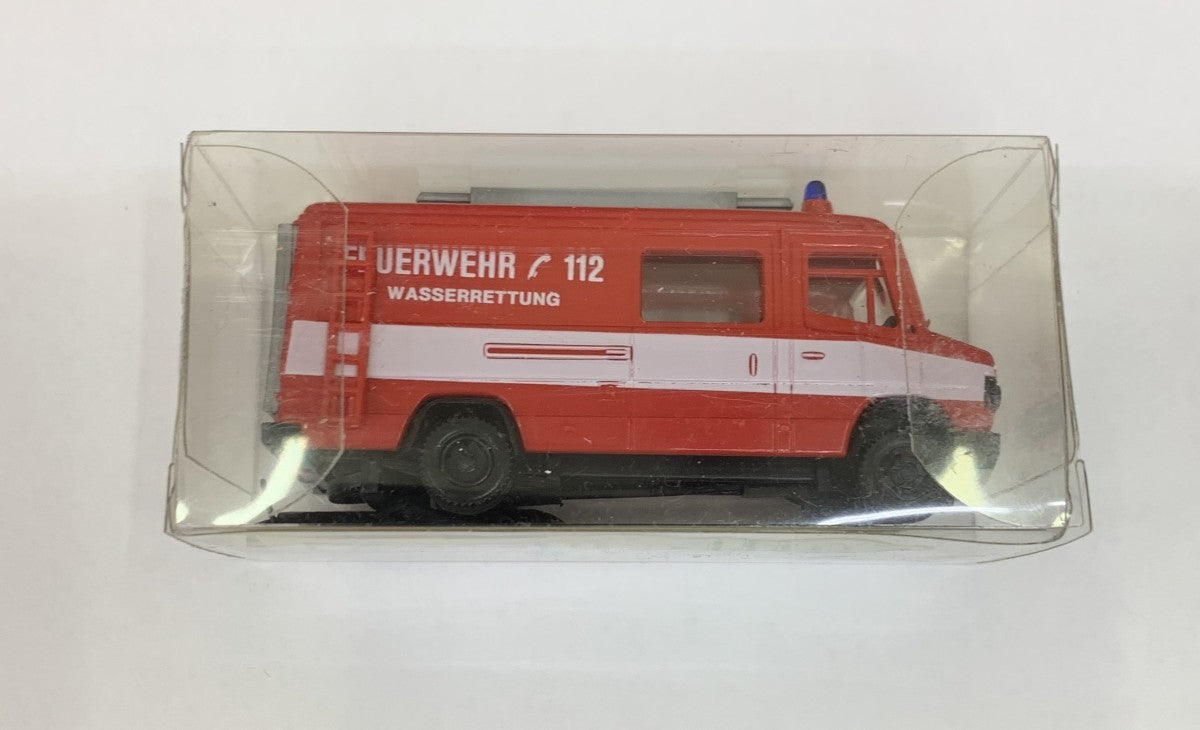 Praline/Busch 4317 HO Mercedes-Benz 507D Fire Bus w/Ladder