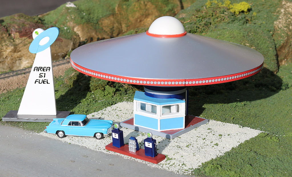 Bachmann 35213 HO Assembled Area 51 Fuel with Pumps Roadside U.S.A Building