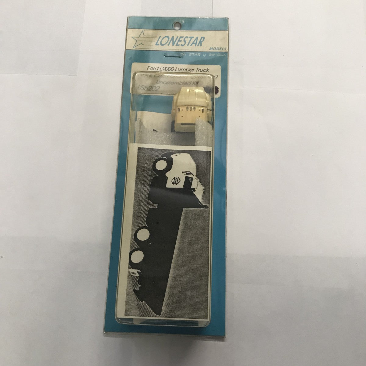 Lonestar Models LS5202 HO Ford L9000 Lumber Truck White Cab Unassembled Kit