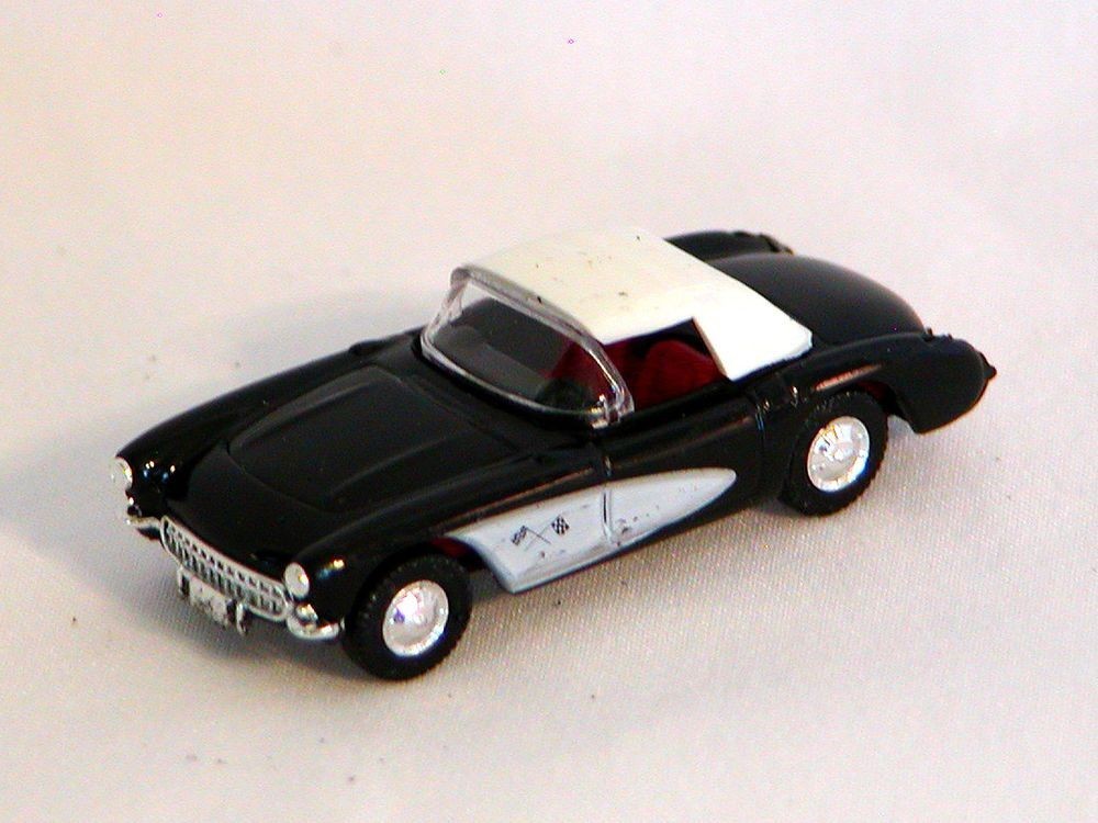 Praline 5403 HO Black Chevy Covrette with White Top