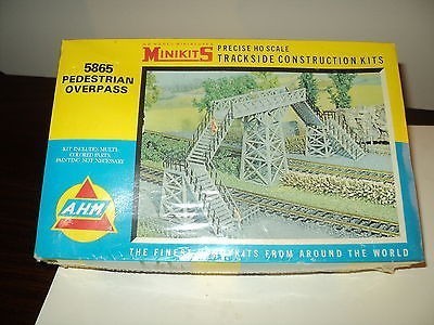 AHM 5865 HO Pedestrian Overpass Building Kit