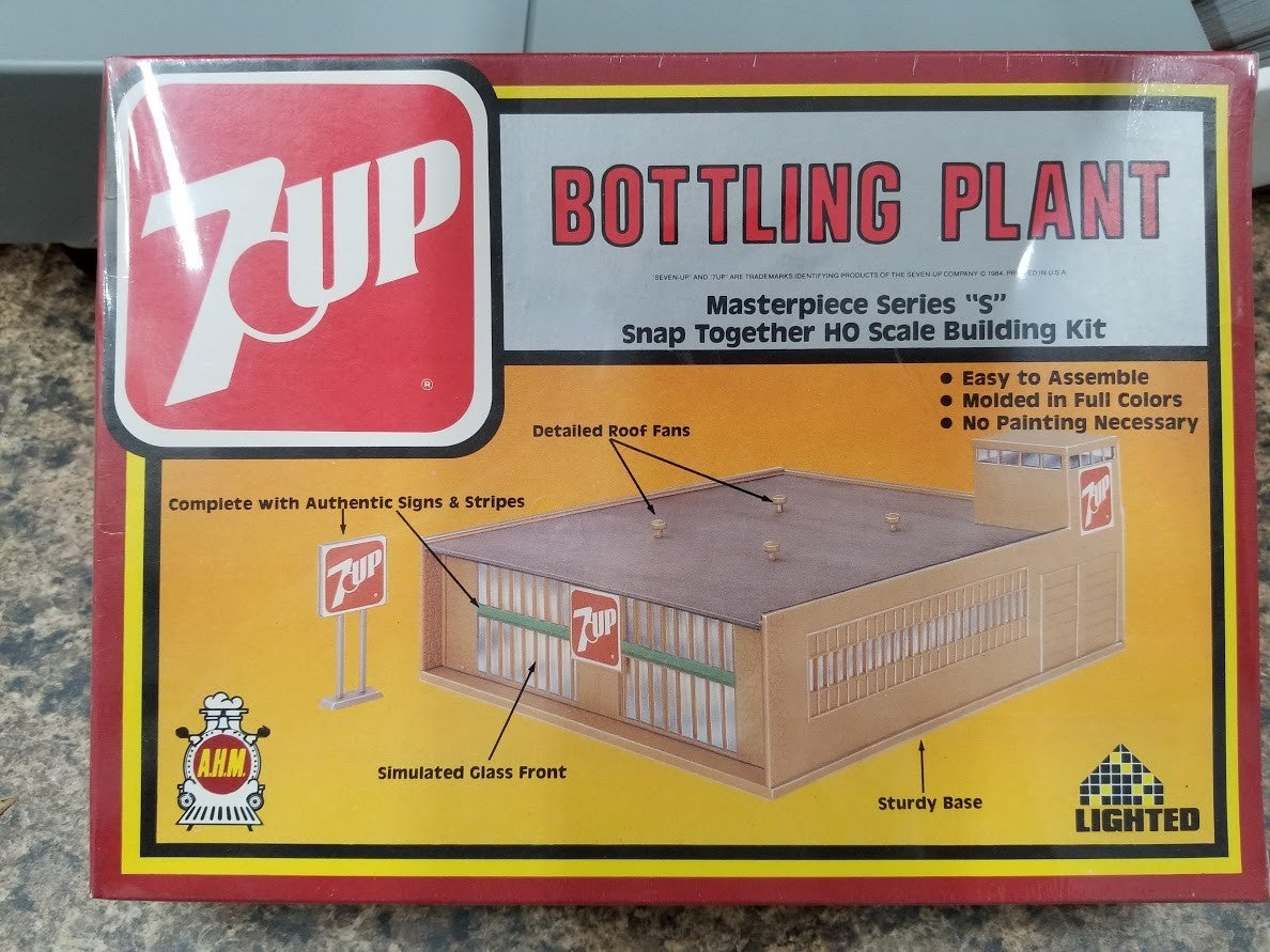 AHM 15403 HO 7UP Bottling Plant Building Kit